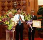 Thủ tướng Nguyễn Tấn Dũng trao tặng huy hiệu 50 năm tuổi Đảng cho đồng chí Thái Phụng Nê